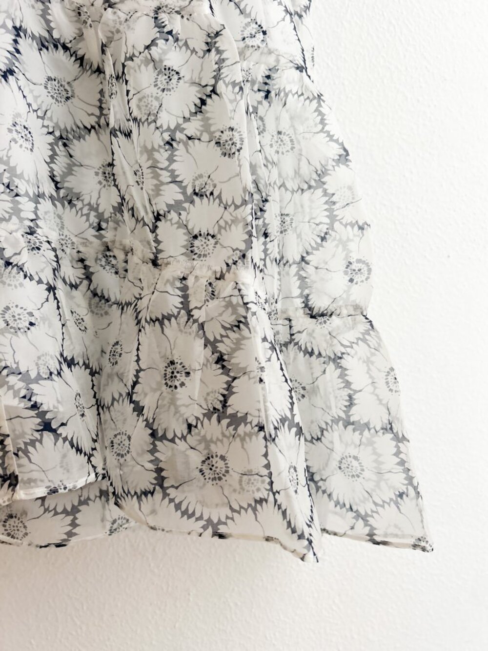 Cinq a Sept Esther Floral Ruffle Hem 100% Silk Top | XS - Picture 9 of 10